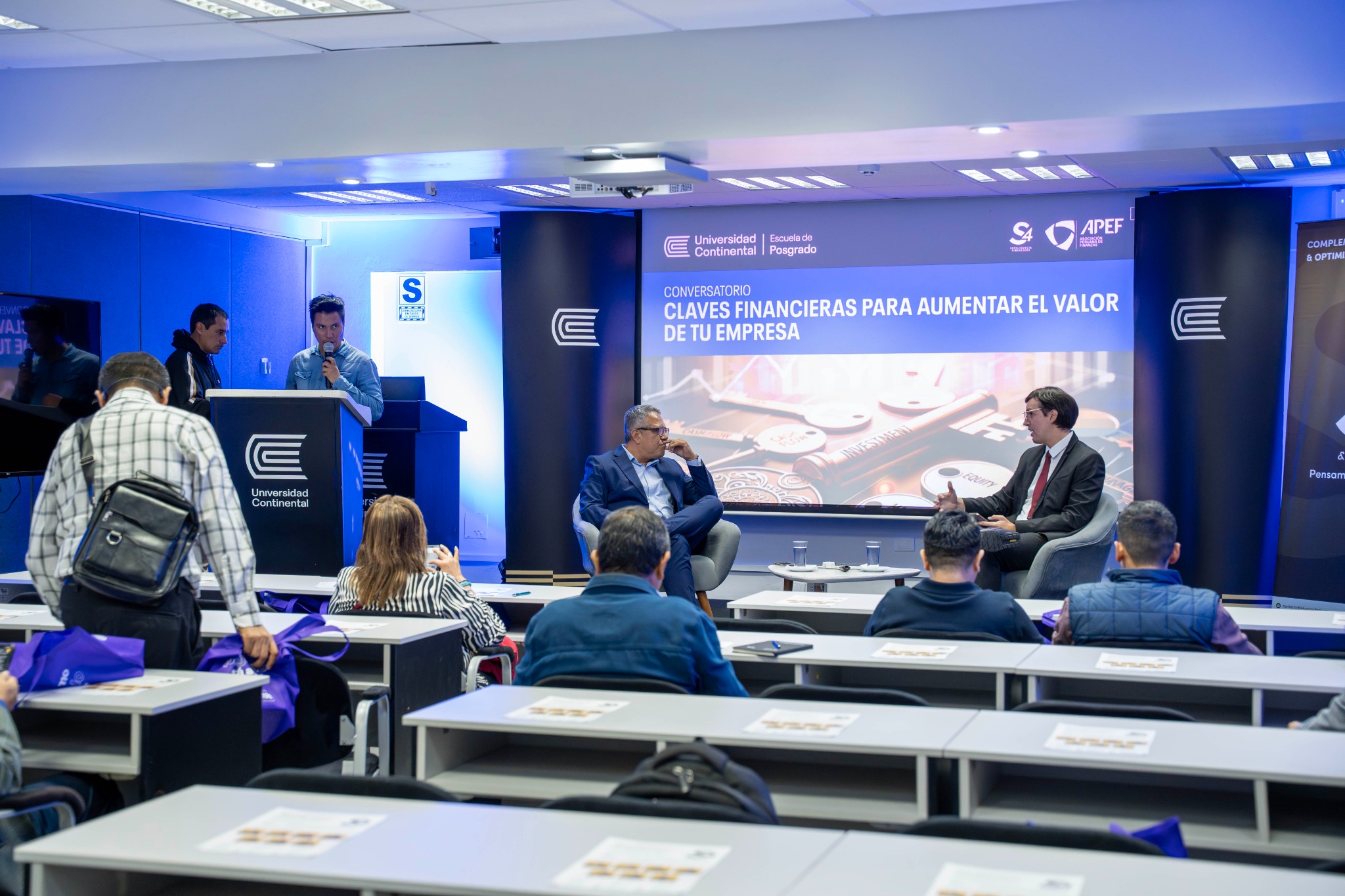 Sesión de talleres y conferencias S4
