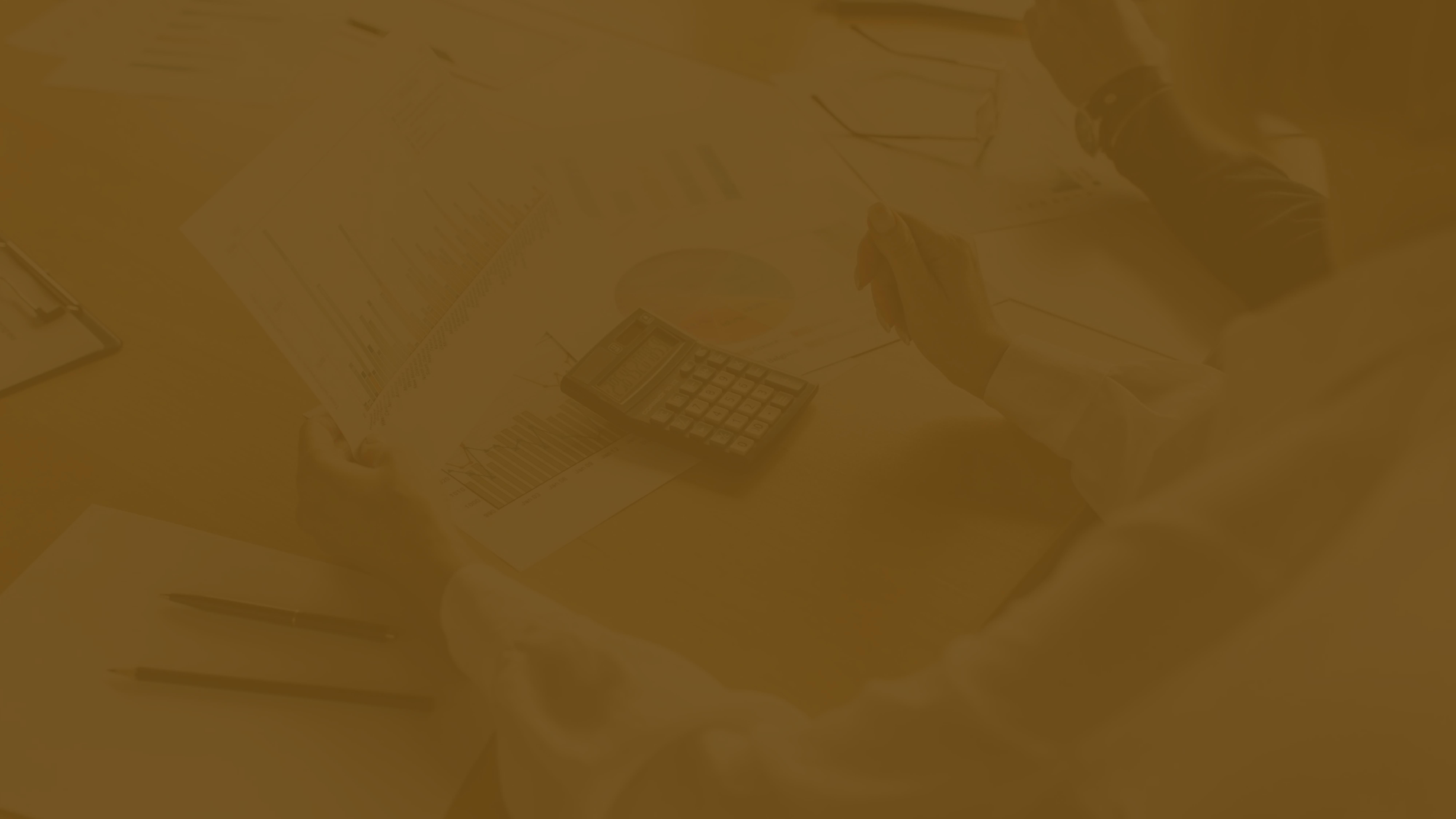 Pareja revisando sus finanzas personales y documentos en casa